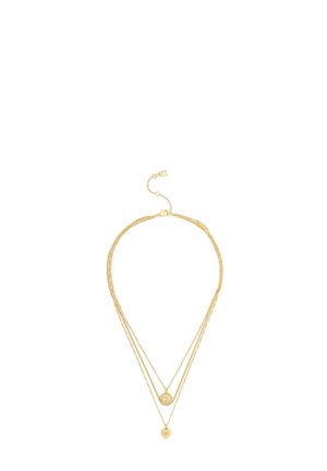 Collier doré à plusieurs rangs avec deux pendentifs, un rond gravé avec "Love" et un en forme de cœur, présenté sur fond blanc.