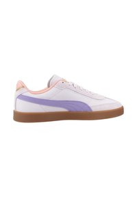 Zapatillas blancas con acentos en púrpura claro y rosa, material de ante y textil, diseño con cordones y suela de goma. Detalle del logo en dorado.