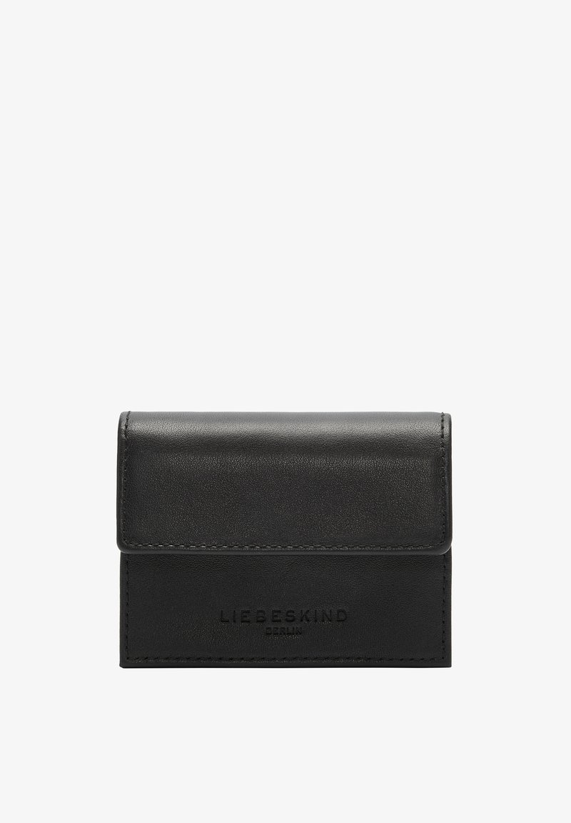 Czarny skórzany portfel na karty z teksturowaną powierzchnią, z klapką składana oraz wytłoczonym logo marki. Kompaktowy prostokątny kształt.