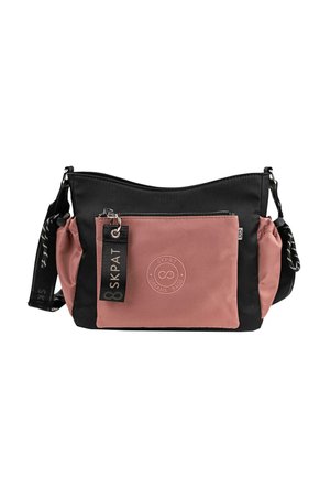 Bolso bandolera negro y rosa con bolsillo delantero con cremallera, parche con el logo SKPAT, correa ajustable y bolsillos laterales fruncidos.