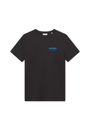 Schwarzes Baumwoll-T-Shirt mit Rundhalsausschnitt und kurzen Ärmeln. Es hat ein blaues Drucklogo im Bereich der linken Brust.
