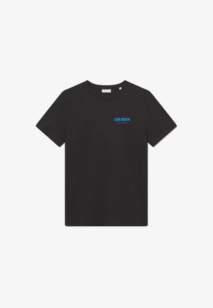 Melna kokvilnas T-kreklu ar apaļu kaklu un īsām piedurknēm. Uz kreisā krūšu apgabala ir izvietots zils drukāts logo.