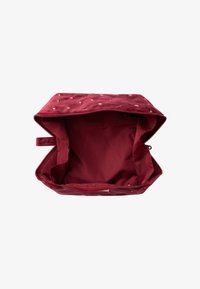 Burgundowa torba z tkaniny z haftowanym kwiatowym motywem; zamek błyskawiczny; podszewka; miękka tekstura; widok od góry pokazujący przestronny design.