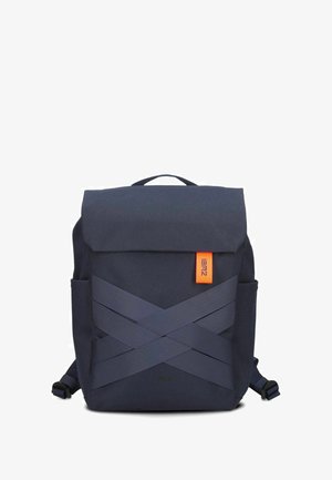 Marineblauer Rucksack mit umklappbarem Deckel, ausgestattet mit Kreuzgurten, einem orangefarbenen Etikett, Seitentaschen und einer glatten, strapazierfähigen Textur.