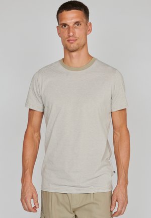 Helles grau gestreiftes T-Shirt mit rundem olivgrünem Ausschnitt, kurzen Ärmeln und einer lockeren Passform. Hergestellt aus einem weichen Material.