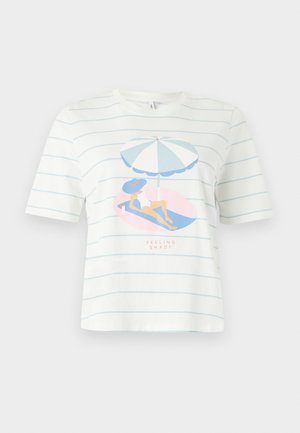 Chemise blanche à manches courtes avec des rayures bleu clair et un graphisme représentant une femme se prélassant sous un parasol rayé avec le texte « FEELING SHADY ».