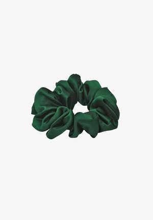 Donkergroene stoffen scrunchie met verzamelde, gerimpelde textuur, ontworpen om het haar op zijn plaats te houden.