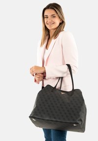 Grande borsa a tracolla nera con un motivo tonale, texture liscia e manici in pelle nera. Presenta una placca con logo dorato e dettagli in metallo argentato.