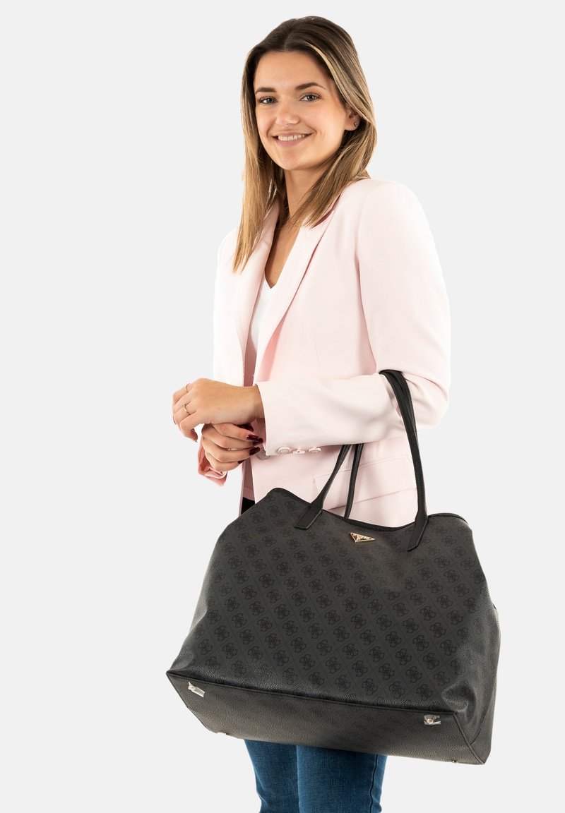 Grande borsa a tracolla nera con un motivo tonale, texture liscia e manici in pelle nera. Presenta una placca con logo dorato e dettagli in metallo argentato.