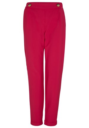 Pantaloni rossi con vestibilità rilassata, caratterizzati da un alto punto vita, due bottoni decorativi in vita e risvolti alle caviglie. Tessuto dalla consistenza liscia.