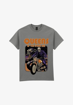 Skelettfahrer auf orangefarbenem Motorrad mit großer Schlange dahinter, Text "Queens of the Stone Age" in fetten orangenen Buchstaben darüber.