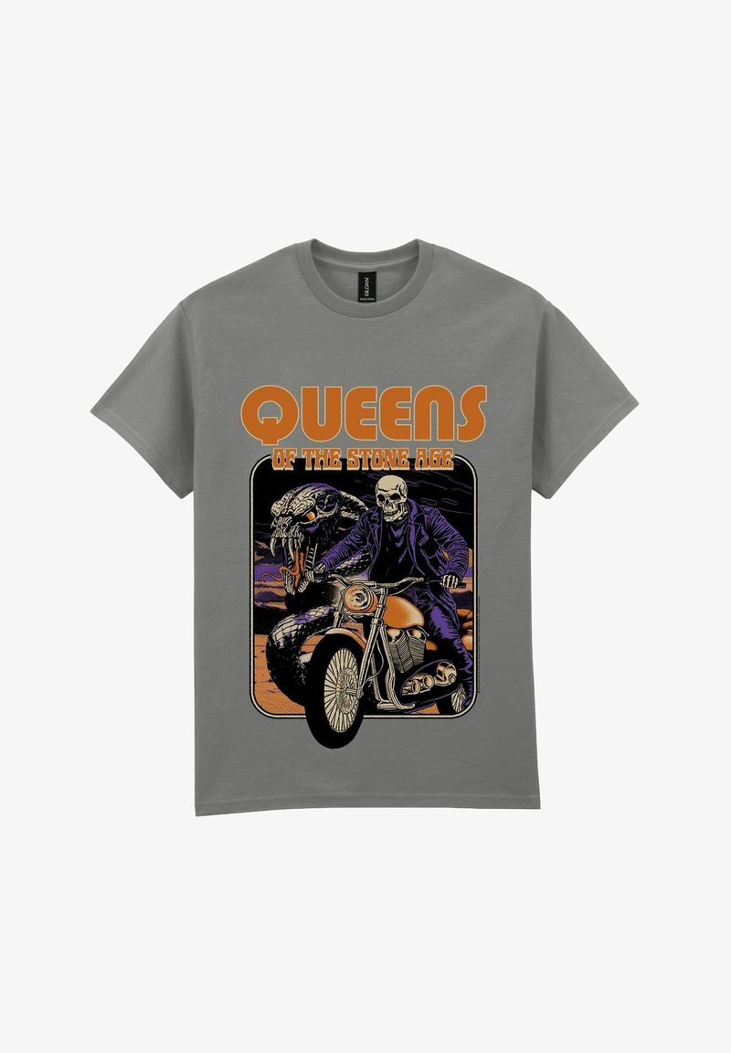 Esqueleto montado en una motocicleta naranja con una serpiente grande detrás, texto "Queens of the Stone Age" en letras naranjas en negrita arriba.