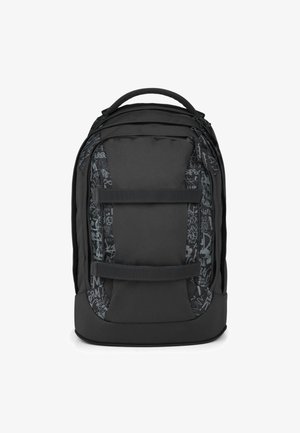 Schwarzer Rucksack mit zwei horizontalen Riemen an der Vorderseite und Seitenpaneelen mit hellgrauen Graffiti-ähnlichen Texten und Symbolen.