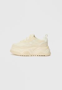 Chunky, kremhvite sneakers med teksturert semsket skinn og glatte detaljer, med en tykk såle, snøring og fremtredende logo på hælen.