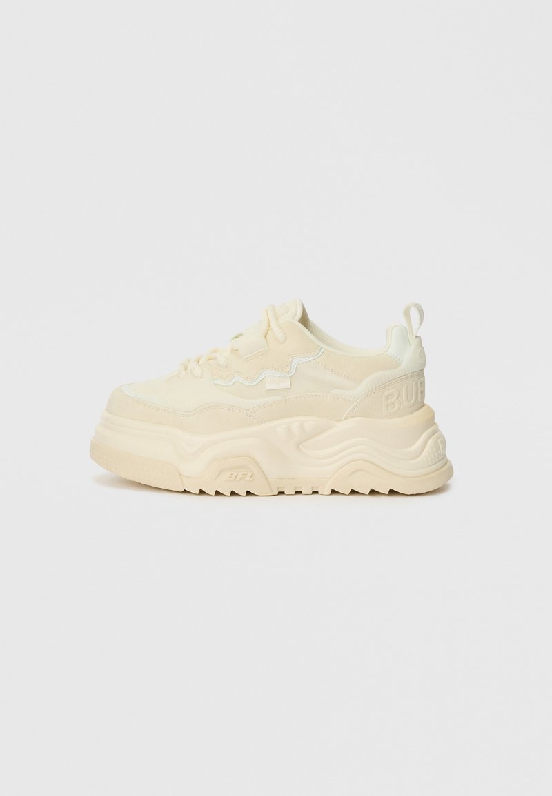 Chunky, kremhvite sneakers med teksturert semsket skinn og glatte detaljer, med en tykk såle, snøring og fremtredende logo på hælen.