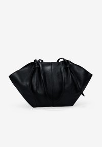 Bolso tote de cuero negro con acabado texturizado, forma sobredimensionada, dos asas superiores ajustables y una abertura amplia para un fácil acceso.