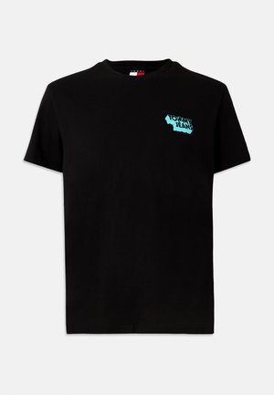 Svart bomulls t-skjorte med korte ermer. Har en lyseblå "Tommy Jeans" logo på venstre brystområde. Klassisk rund halsdesign.