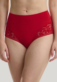 Rote hochgeschnittene Unterwäsche mit floralen Spitzenakzenten an den Seiten, einer glatten Mikrofasertextur und einem nahtlosen Design.