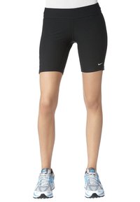 Sorte atletiske shorts med en bred linning, lavet af strækbart materiale, parret med grå og blå løbesko med mesh-detaljer.