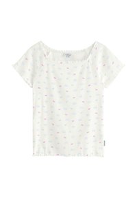 Hvid kortærmet top med struktureret stof og multikolorede mønstre af pink og blå former, scallop-halsudskæring og rå kant.