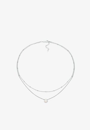 Ezüst, kétsoros nyaklánc, kerek opál medállal és finom láncszemekkel, amelyek kis gyöngyökkel díszítettek.