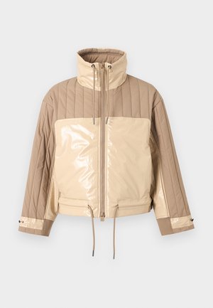 Beige og lys brun quiltet jakke med høy krage, frontglidelås, snorer ved krage og nederkant, og glinsende stoffpaneler foran og på mansjettene.