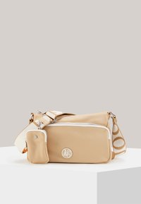 Borsa a tracolla beige con finitura liscia, hardware in argento, tasca frontale con zip e portamonete staccabile. Accento del logo sulla parte anteriore e tracolla con motivo.