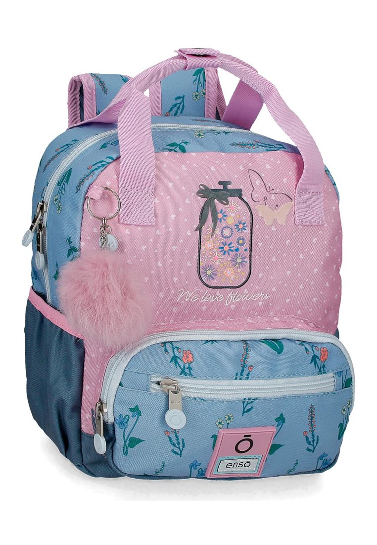 Sac à dos en tissu rose et bleu. Présente des motifs floraux, un pendentif en forme de fleur et un design brodé avec la phrase "Nous aimons les fleurs."
