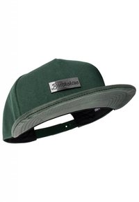 Zaļa cepure ar plakanu mali, izgatavota no teksturēta auduma. Priekšpusē ir melns metāla logo plates un regulējama snapback aizdare.