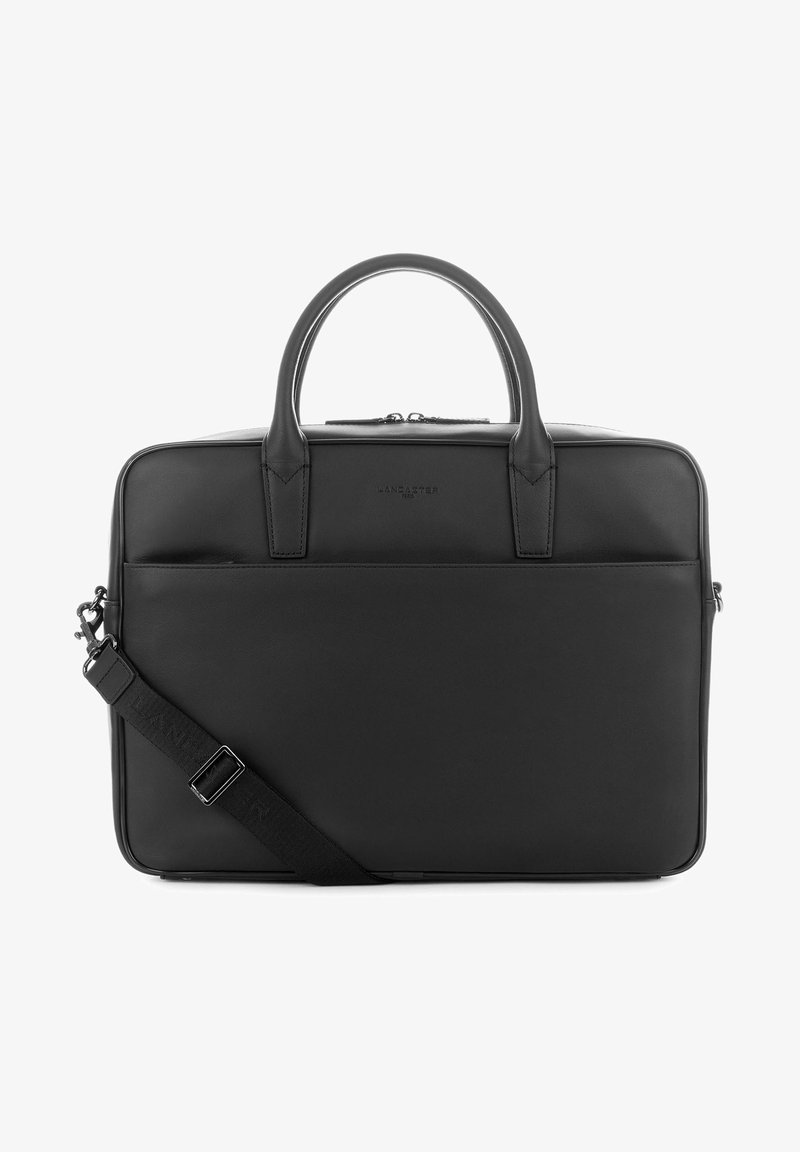 Malette en cuir noir avec deux poignées courtes, une bandoulière amovible et une surface texturée. Comprend une fermeture à glissière et un détail de logo discret.