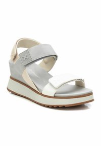 Sandalias de cuña para mujer con correas sintéticas en gris y blanco, suela de goma, soporte para el arco y cierres ajustables de Velcro. Diseño minimalista con acentos texturizados.