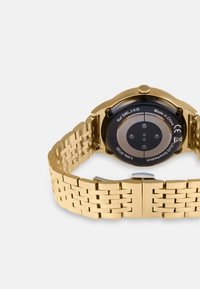 Orologio in metallo dorato con design a bracciale a catena. Quadrante rotondo nero con fondello in acciaio inossidabile. Presenta una chiusura a scatto e una superficie liscia.