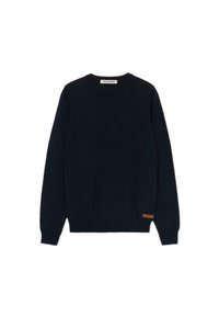 Námořnický modrý svetr vyrobený z jemné pleteniny, s kulatým výstřihem, dlouhými rukávy, žebrovaným lemem a malým hnědým koženým štítkem.