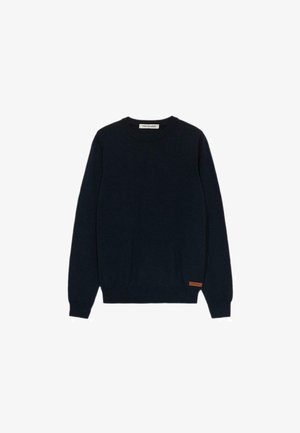 Maglione blu navy realizzato in morbido tessuto a maglia, caratterizzato da un colletto tondo, maniche lunghe, orlo a coste e un piccolo dettaglio in pelle marrone.