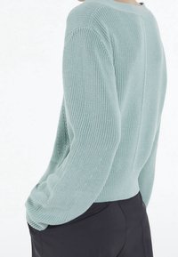 Ljus myntgrön tröja med en strukturerad stickad design, som har en avslappnad passform och sänkta axlar. Rund halsringning och ribbad detalj vid fållen.