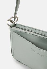 Calvin Klein Jeans SCULPTED SHOULDER POUCH - Borsa a mano - slate gray