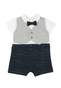 Ensemble pour enfant en deux pièces comprenant un gilet gris à boutons, une chemise blanche, et un short foncé à motif texturé avec un nœud papillon en accent.