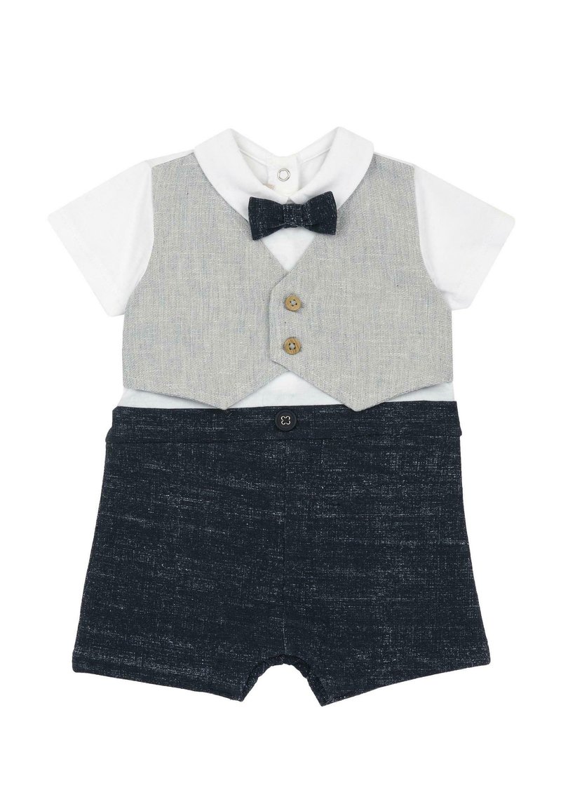 Ensemble pour enfant en deux pièces comprenant un gilet gris à boutons, une chemise blanche, et un short foncé à motif texturé avec un nœud papillon en accent.