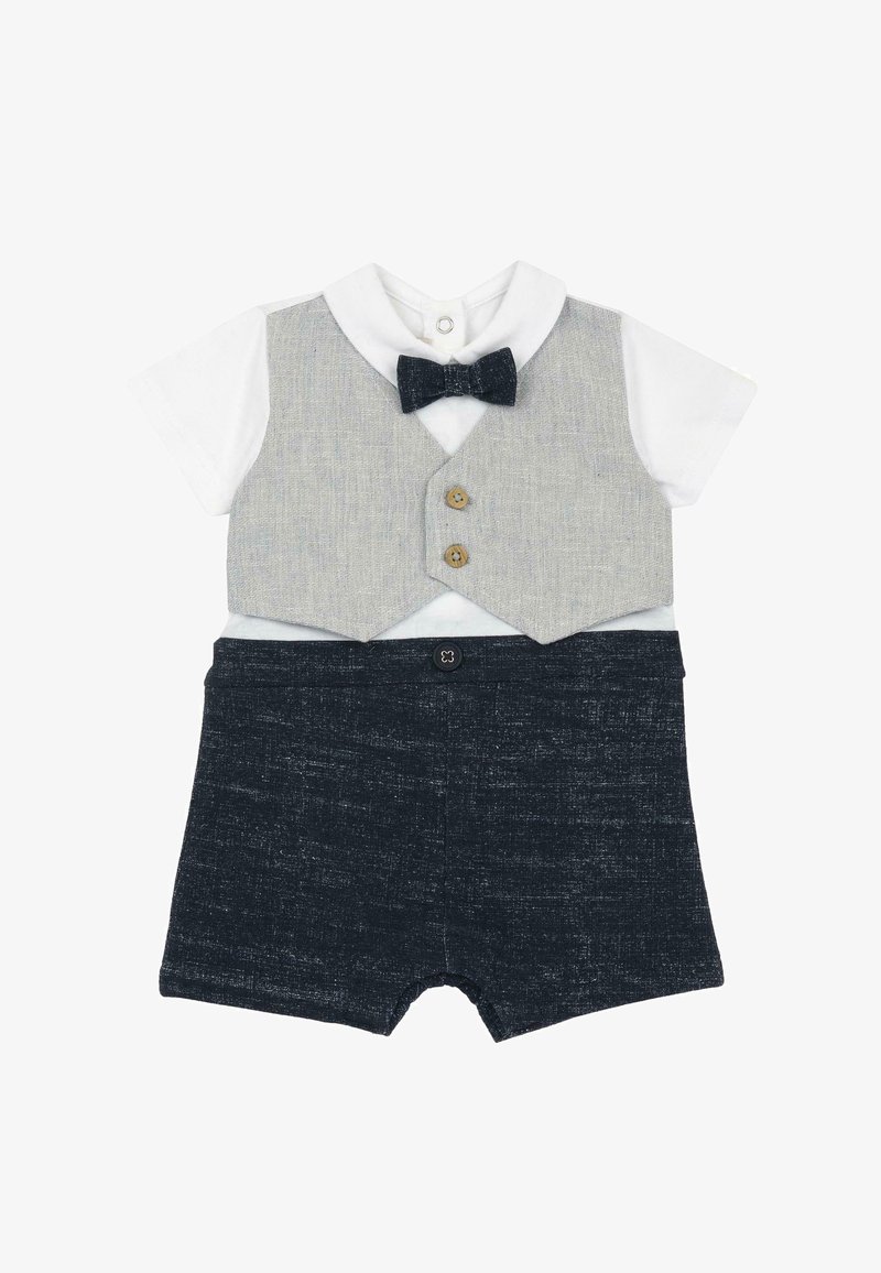 Ensemble pour enfant en deux pièces comprenant un gilet gris à boutons, une chemise blanche, et un short foncé à motif texturé avec un nœud papillon en accent.