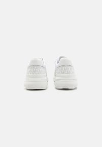Adidași albi din plasă și material sintetic, cu un model de logo gri deschis, vârf rotund și talpă din cauciuc texturat.