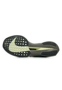 Nike schoenzool met een zwart en lichtgroen ontwerp, voorzien van een textuur in ruitpatronen voor grip, en zichtbaar 'FLYPLATE' merknaam.