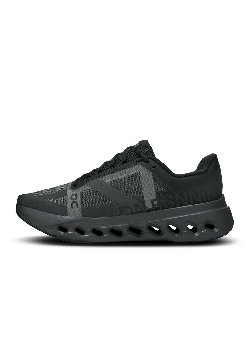 Schwarzer Laufschuh mit einem Mesh-Obermaterial, kantigem Design, dicker Sohle mit Ausschnitten und strukturierten Akzenten.
