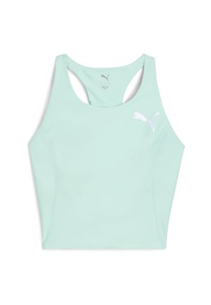 Top corto de deporte de tirantes Racerback en azul claro de Puma, con el logo blanco de Puma en el pecho izquierdo, colocado sobre un fondo blanco.