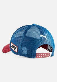 Niebieska siatkowa czapka baseballowa z czerwoną daszkiem, logo Puma, regulowany pasek oraz naszywka z Grand Prix Stanów Zjednoczonych Formuły 1 z tyłu.