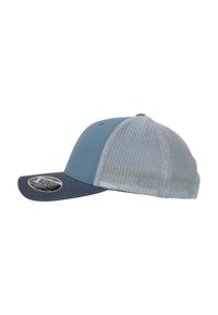 Blå caps med mørkeblå skygge, grå netting bak og et sirkulært logo-patch på fronten. Har en tettsittende design og kontrasterende materialer.