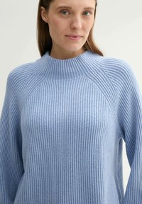 TOM TAILOR MIT STEHKRAGEN - Pulóver - calm blue rib structure