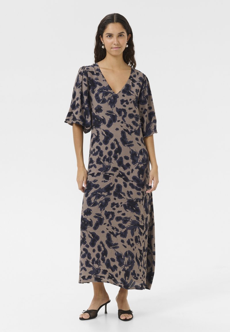 Rochie maxi bej cu un model abstract în nuanțe de albastru închis. Prezintă un decolteu în V și mâneci scurte tip puff, fiind realizată dintr-un material ușor.