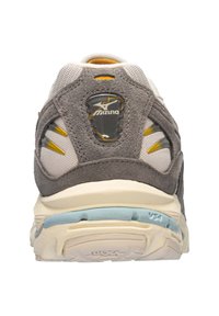 Scarpa sportiva grigia e bianca con una parte superiore in suede e rete testurizzata, dettagli gialli e una suola azzurro chiaro. Presenta un logo sul tallone.