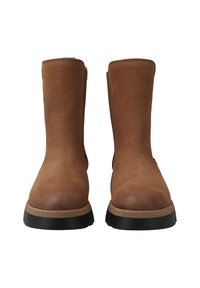 Botas de cuero marrón hasta el tobillo con un acabado texturizado, puntera redondeada y suela de goma. Diseño sencillo sin acentos decorativos.