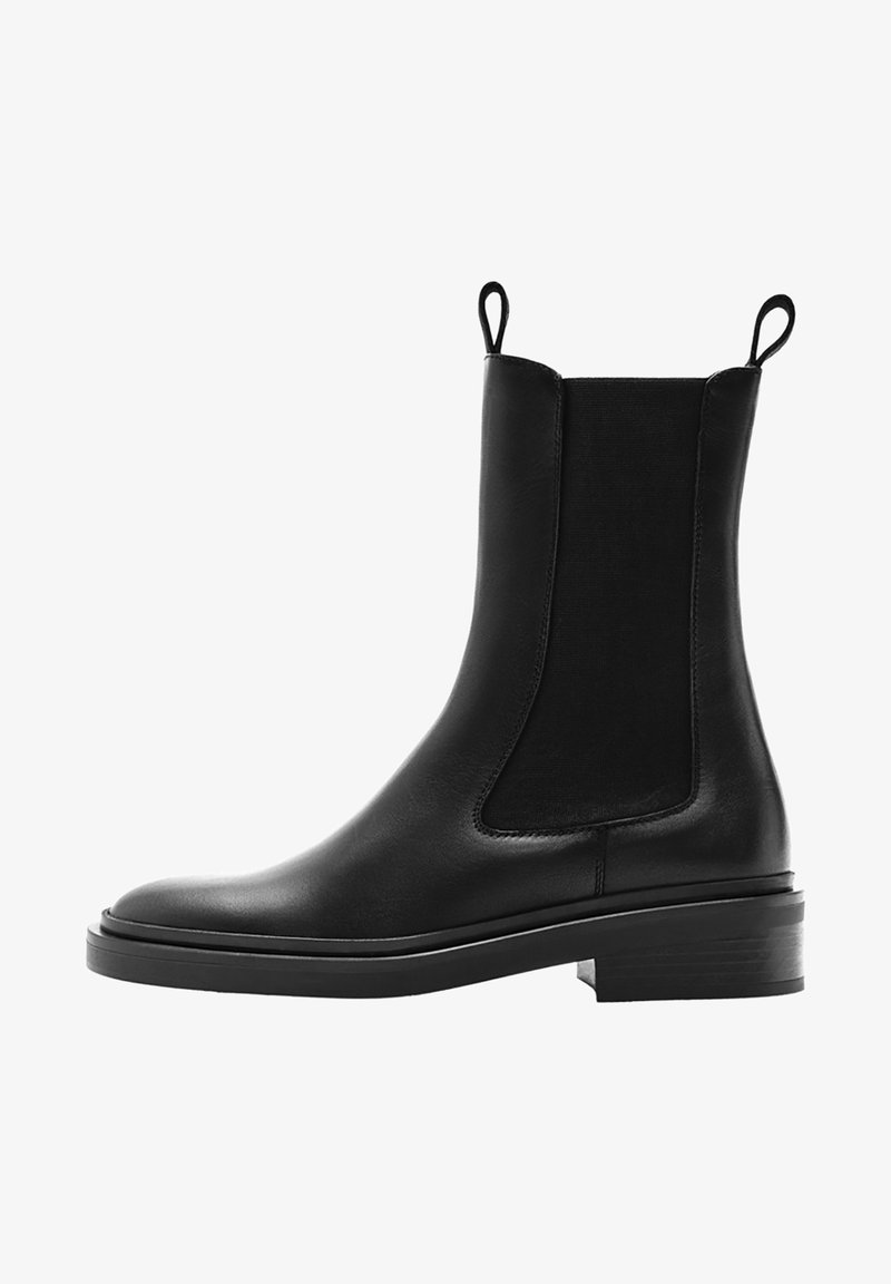 Bottine en cuir noir avec panneaux latéraux élastiques, languettes à l'avant et à l'arrière, petit talon bloc et bout arrondi lisse.